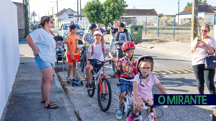 Crianças do Frade de Baixo vão de bicicleta para a escola Crianças do Frade de Baixo vão de bicicleta para a escola