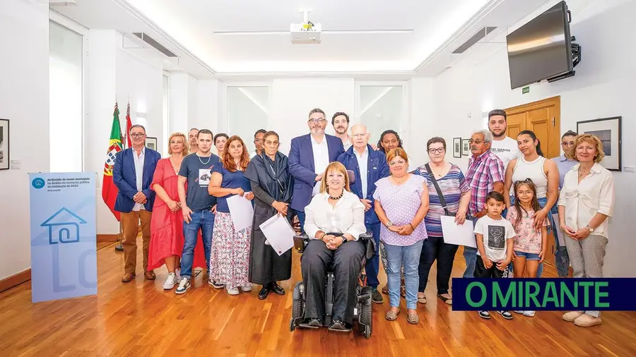 Mais onze famílias receberam chaves de habitação pública em Vila Franca de Xira Mais onze famílias receberam chaves de habitação pública em Vila Franca de Xira