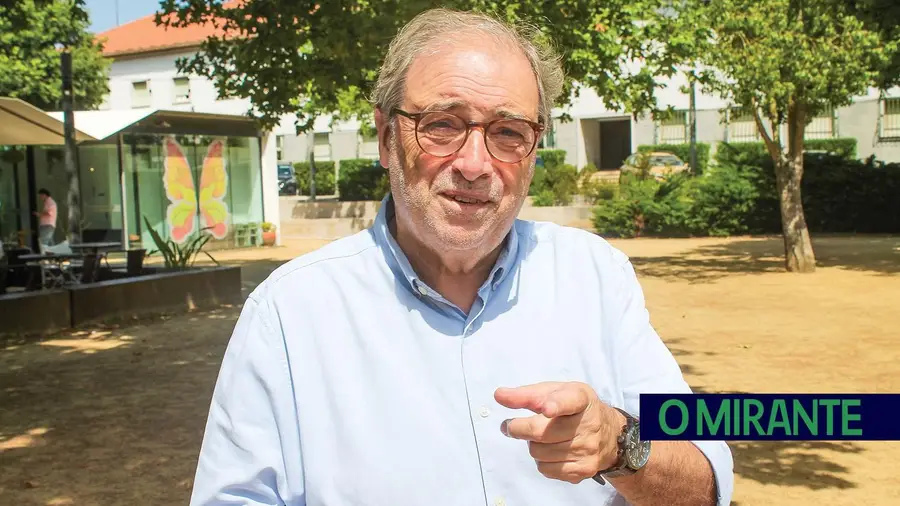 Um comunista que continua a acreditar nos amanhãs que cantam Um comunista que continua a acreditar nos amanhãs que cantam