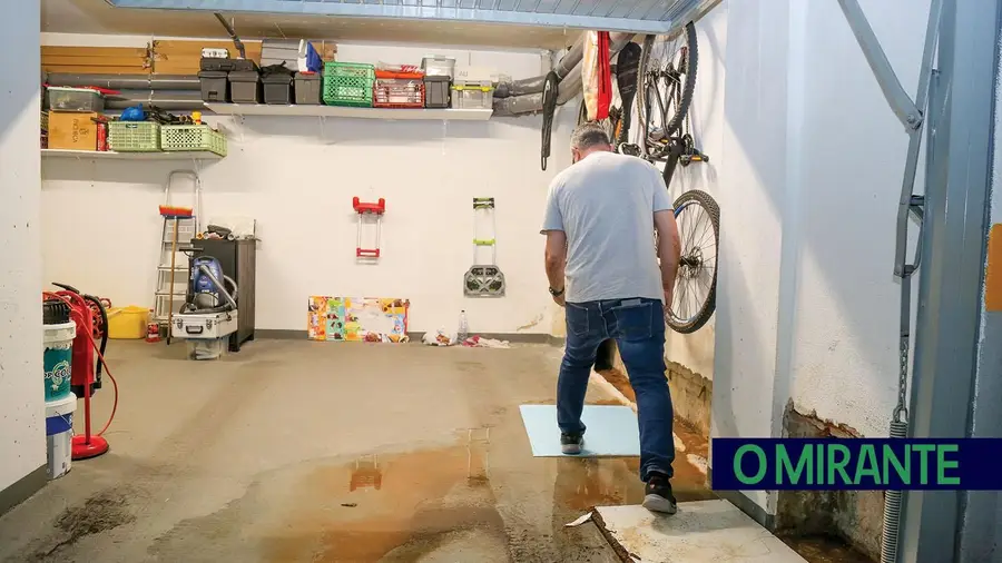 Garagens inundadas há mais de dez anos em prédio de Vialonga Garagens inundadas há mais de dez anos em prédio de Vialonga