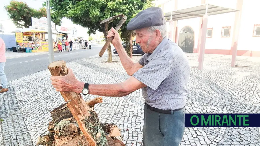 Arte de tirar cortiça contada por duas gerações de Santana do Mato Arte de tirar cortiça contada por duas gerações de Santana do Mato