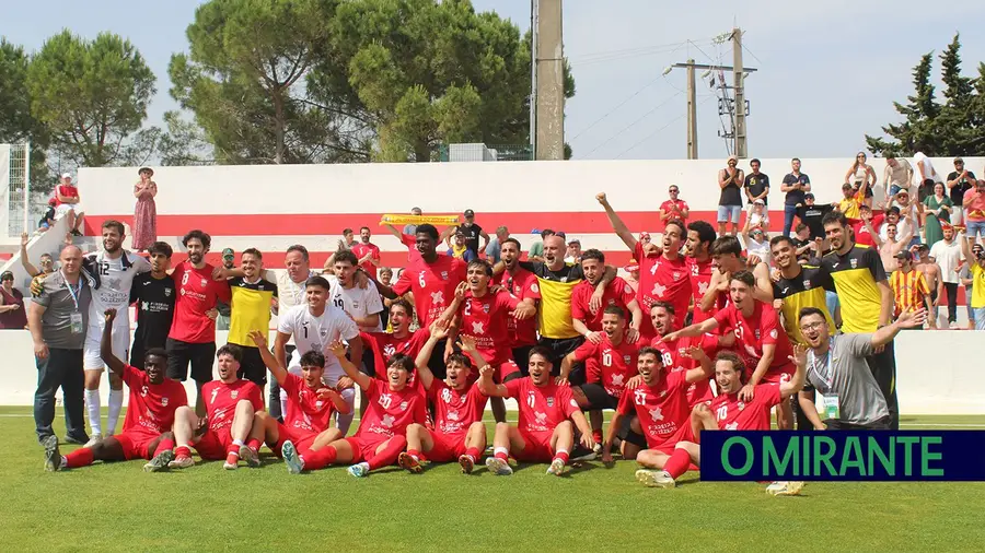 Ferreira do Zêzere não tem campo com medidas mínimas e rejeita subir ao Campeonato de Portugal Ferreira do Zêzere não tem campo com medidas mínimas e rejeita subir ao Campeonato de Portugal