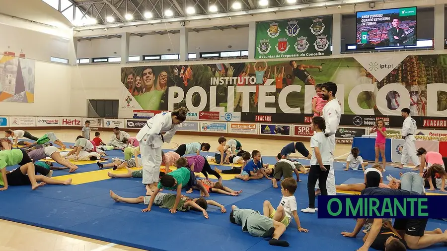 Duas centenas de crianças em mega-aula de judo em Tomar Duas centenas de crianças em mega-aula de judo em Tomar