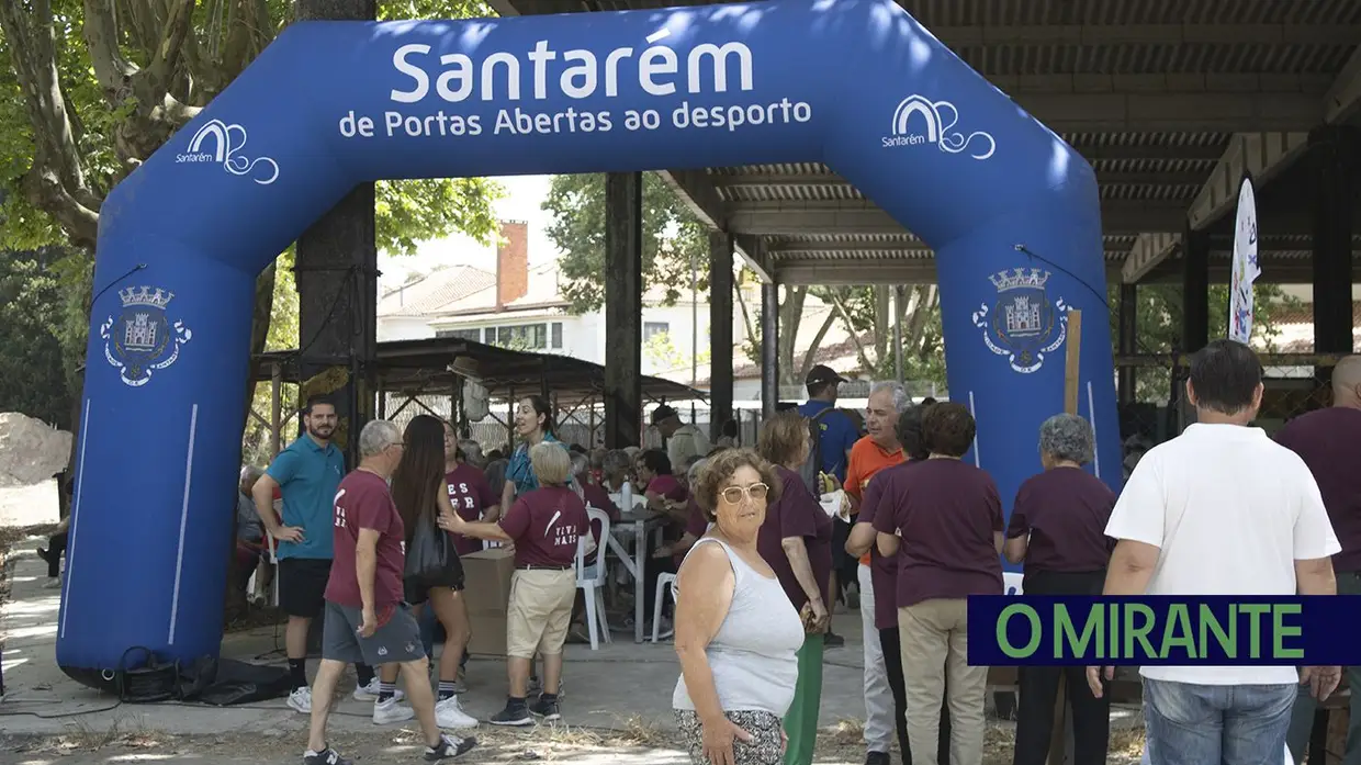 Centenas de pessoas em convívio das universidades seniores do distrito
