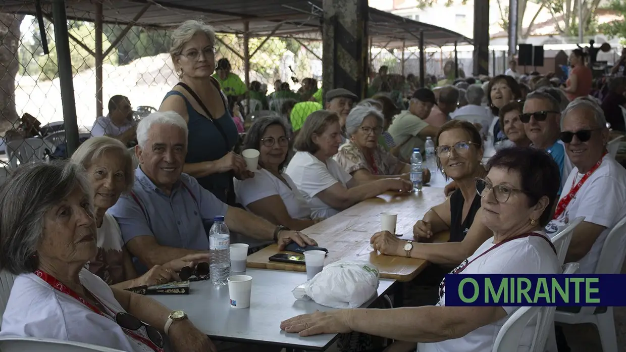 Centenas de pessoas em convívio das universidades seniores do distrito