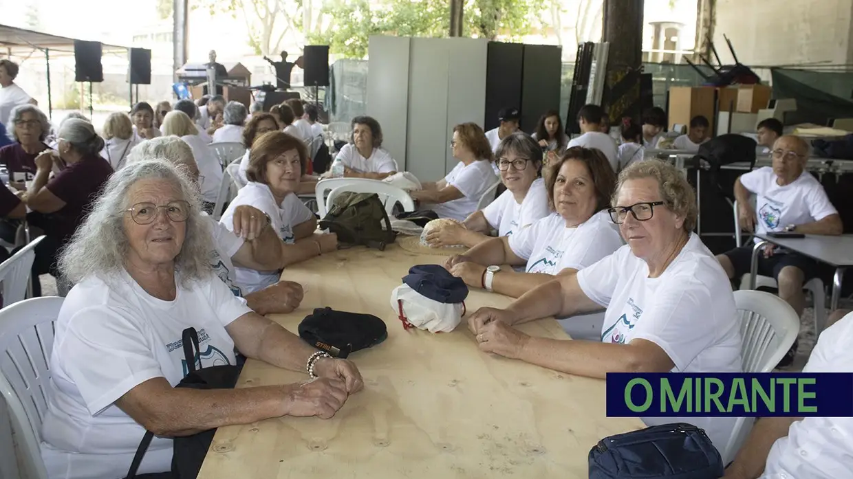 Centenas de pessoas em convívio das universidades seniores do distrito
