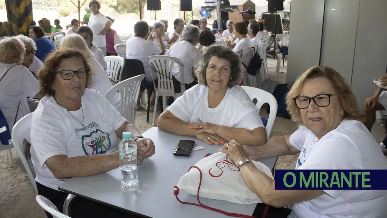 Centenas de pessoas em convívio das universidades seniores do distrito