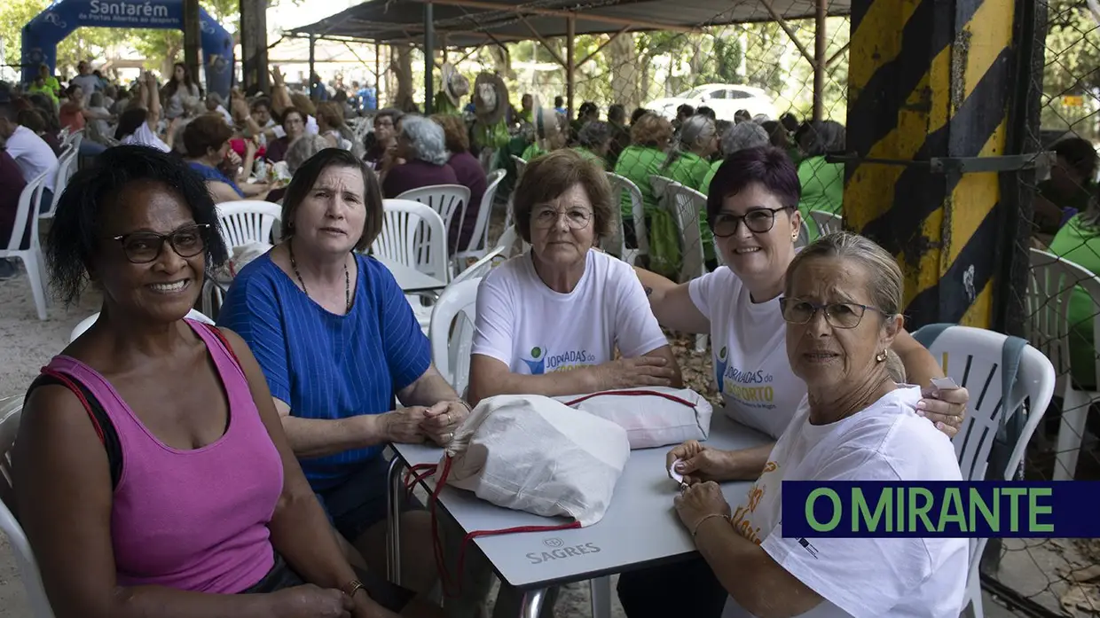 Centenas de pessoas em convívio das universidades seniores do distrito