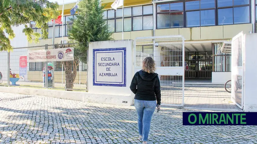Alarme da Secundária de Azambuja dispara há anos sem motivo e incomoda moradores Alarme da Secundária de Azambuja dispara há anos sem motivo e incomoda moradores