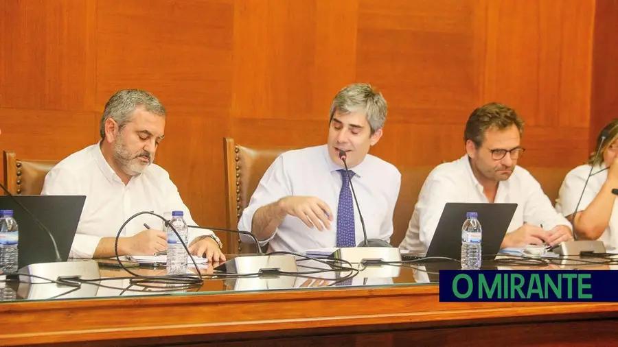 Ânimos aqueceram na reunião de câmara do Cartaxo por causa de veículos pesados em Valada Ânimos aqueceram na reunião de câmara do Cartaxo por causa de veículos pesados em Valada