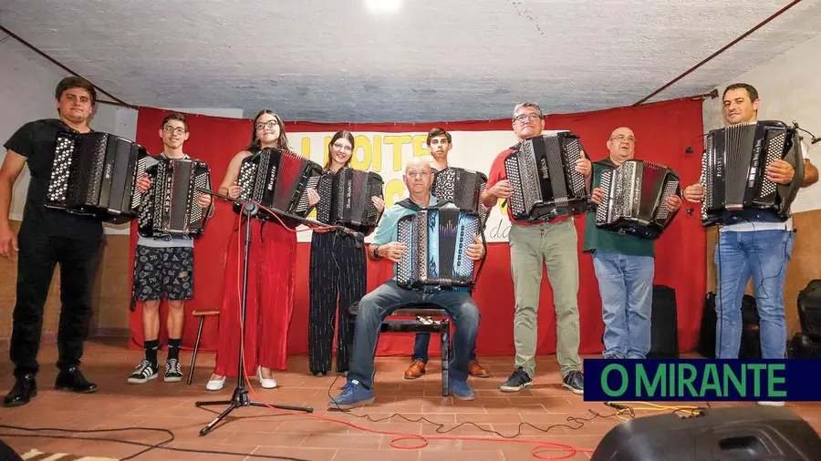 Roberto Batista vive do acordeão e ensina a versatilidade e beleza do instrumento