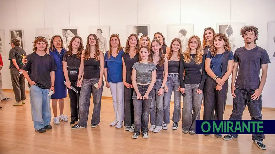 Os alunos do 12º ano do curso de Artes do Agrupamento de Escolas Gil Paes Os alunos do 12º ano do curso de Artes do Agrupamento de Escolas Gil Paes