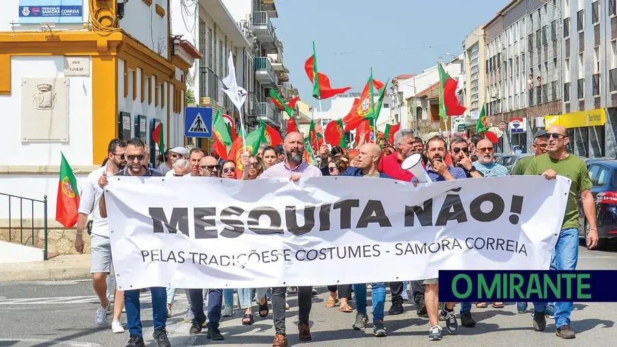“Mesquita não”: Protesto reuniu duas centenas de pessoas em Samora Correia “Mesquita não”: Protesto reuniu duas centenas de pessoas em Samora Correia