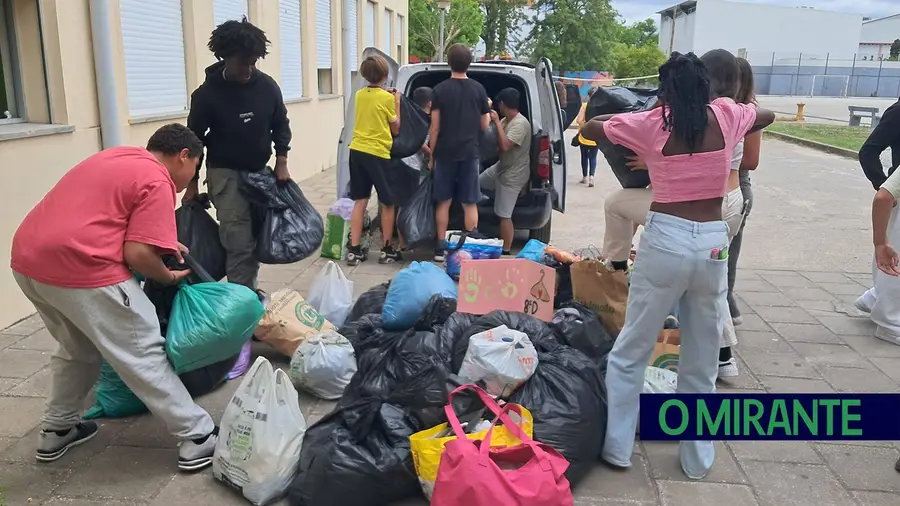 Alunos de Samora Correia entregam roupa e brinquedos a famílias carenciadas Alunos de Samora Correia entregam roupa e brinquedos a famílias carenciadas