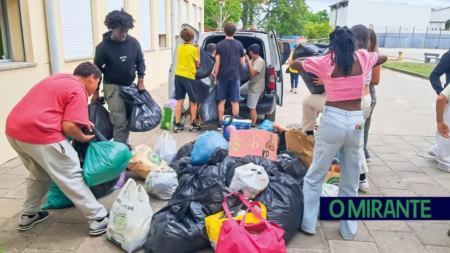 Alunos de Samora Correia entregam roupa e brinquedos a famílias carenciadas