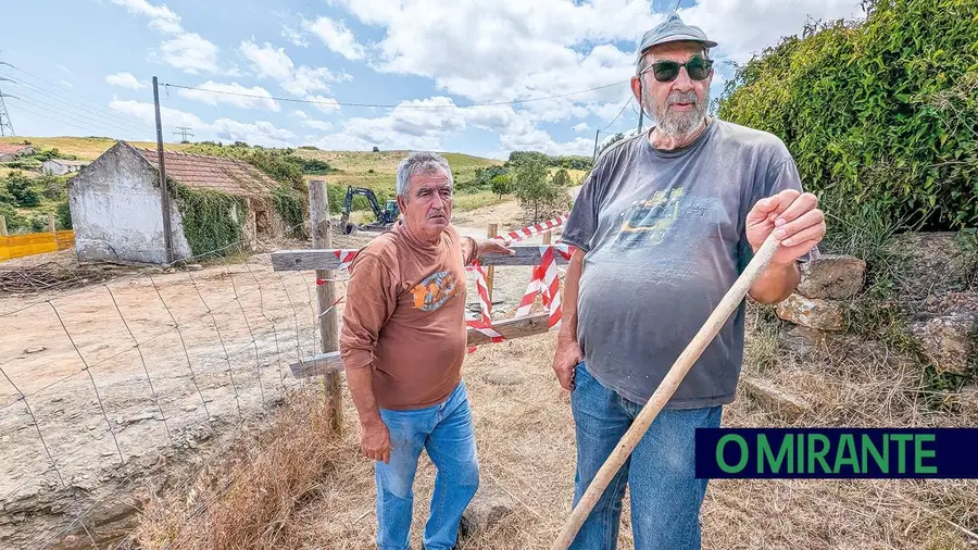 Corte de caminho público na Calhandriz revolta comunidade Corte de caminho público na Calhandriz revolta comunidade