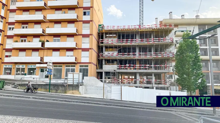 Moradores contestam construção de prédio em Santarém Moradores contestam construção de prédio em Santarém