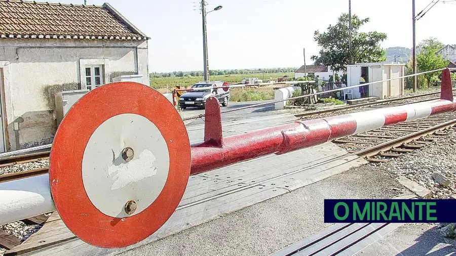 Após décadas de espera vai avançar a obra para eliminar passagem de nível das Assacaias