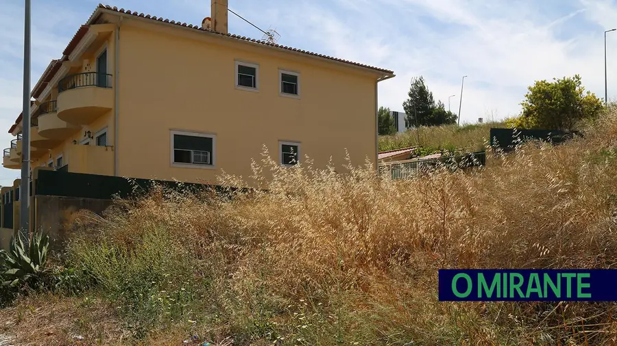 Câmara de Alenquer sinaliza 77 Lotes nas Fontaínhas por falta de limpeza Câmara de Alenquer sinaliza 77 Lotes nas Fontaínhas por falta de limpeza