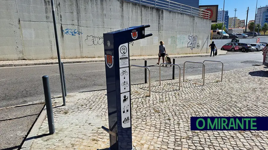 Póvoa de Sta. Iria com estação de reparação de bicicletas junto à Escola D. Martinho