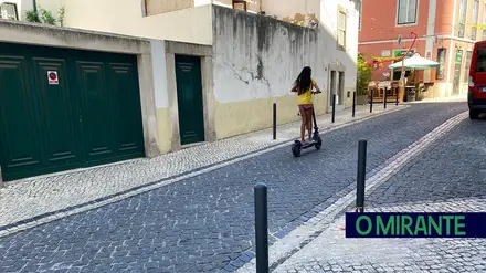 Pilaretes em rua do centro histórico de Santarém para combater estacionamento abusivo Pilaretes em rua do centro histórico de Santarém para combater estacionamento abusivo