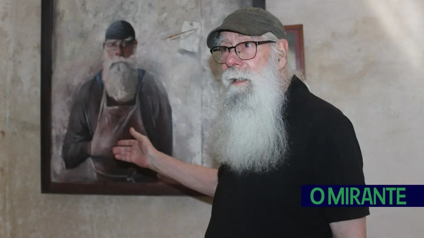 Sam Abercromby está a trabalhar numa sala do Convento de Cristo onde tem uma exposição com mais de 100 quadros.