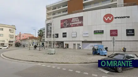 Encerramento das grandes superfícies aos domingos e feriados chumbado na AR