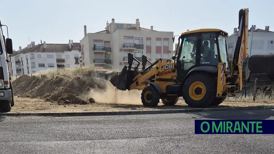Arrancou construção do parque canino em Azambuja