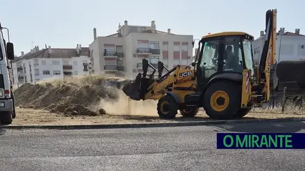 Arrancou construção do parque canino em Azambuja