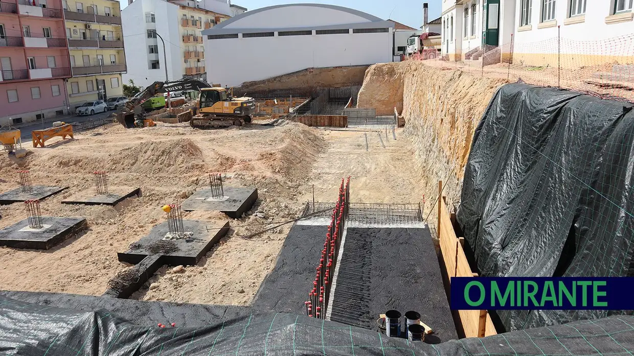 Obra da Loja do Cidadão do Cartaxo parada por falta de pagamento a trabalhadores