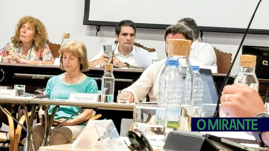 Hugo Costa agarrado ao telemóvel Hugo Costa agarrado ao telemóvel