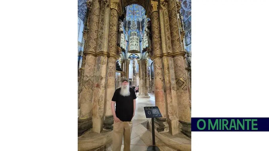 Sam Abercromby trabalha numa sala do Convento de Cristo onde tem exposição com mais de 100 quadros Sam Abercromby trabalha numa sala do Convento de Cristo onde tem exposição com mais de 100 quadros