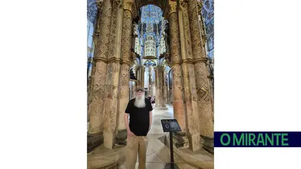Sam Abercromby trabalha numa sala do Convento de Cristo onde tem exposição com mais de 100 quadros Sam Abercromby trabalha numa sala do Convento de Cristo onde tem exposição com mais de 100 quadros