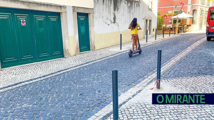 Pilaretes na Rua João Afonso para combater estacionamento abusivo Pilaretes na Rua João Afonso para combater estacionamento abusivo