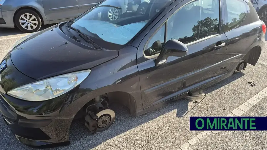 Videovigilância registou quem roubou quatro rodas de um carro junto à estação de Santarém Videovigilância registou quem roubou quatro rodas de um carro junto à estação de Santarém