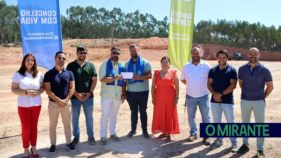 A Câmara de Rio Maior vai apoiar com 241 mil euros as obras no campo do Alcobertas Futebol Clube. FOTO – CM Rio Maior A Câmara de Rio Maior vai apoiar com 241 mil euros as obras no campo do Alcobertas Futebol Clube. FOTO – CM Rio Maior