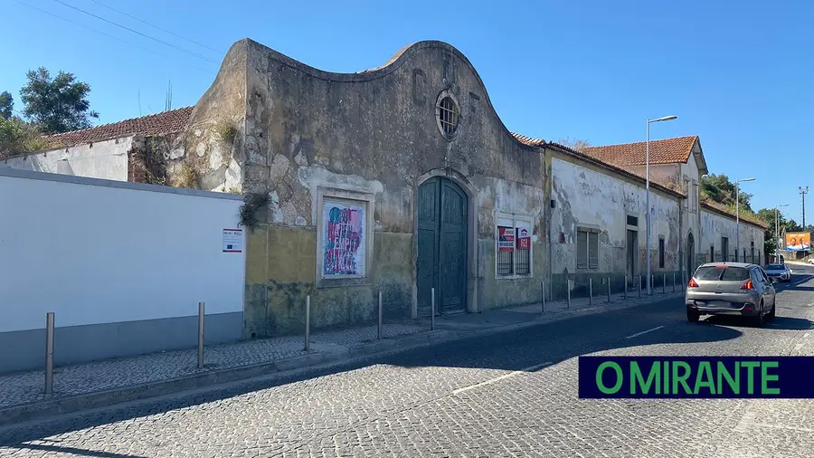 Imóvel ao abandono junto à estação de Santarém vai dar lugar a habitação e estacionamento