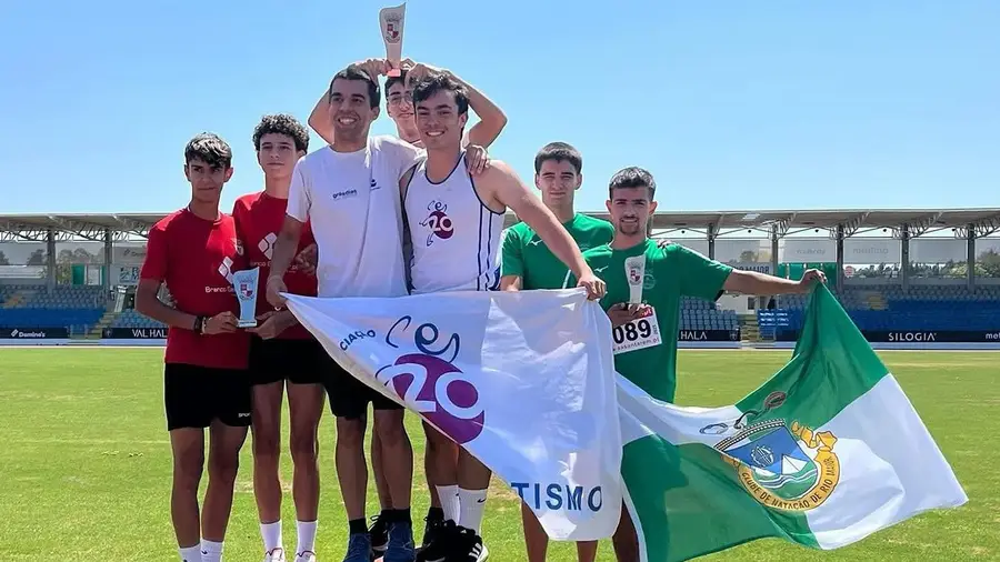O pódio colectivo masculino ficou assim ordenado: Associação 20 Km de Almeirim (1º), Casa do Benfica em Abrantes (2º) e Clube de Natação de Rio Maior (3º). FOTO – Facebook Clube Natação Rio Maior O pódio colectivo masculino ficou assim ordenado: Associação 20 Km de Almeirim (1º), Casa do Benfica em Abrantes (2º) e Clube de Natação de Rio Maior (3º). FOTO – Facebook Clube Natação Rio Maior