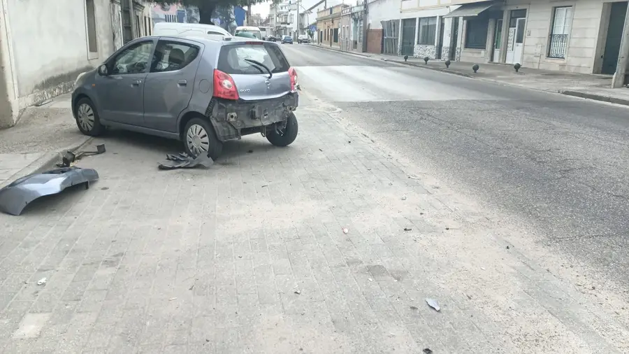 Batem em carros estacionados em Benfica do Ribatejo e fogem Batem em carros estacionados em Benfica do Ribatejo e fogem