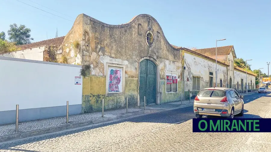 Imóvel ao abandono vai dar lugar a habitação e estacionamento junto à estação de Santarém Imóvel ao abandono vai dar lugar a habitação e estacionamento junto à estação de Santarém