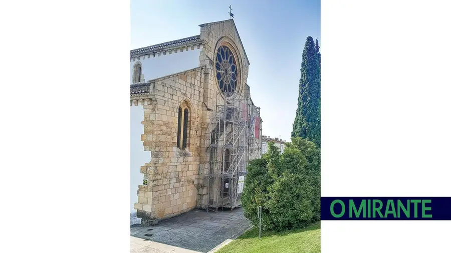 Pórtico da igreja de Santa Maria dos Olivais está a ser reparado Pórtico da igreja de Santa Maria dos Olivais está a ser reparado