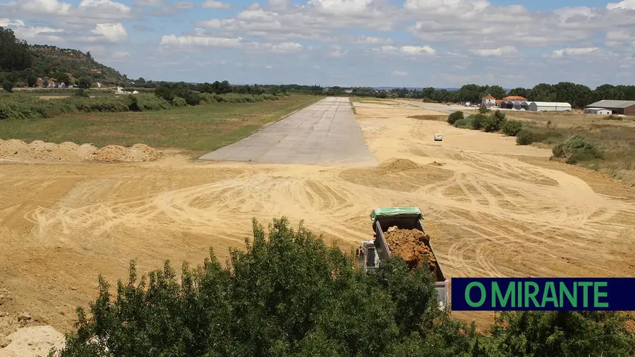 Aeródromo de Santarém reforça capacidade de combate a incêndios com novos meios aéreos e requalificação da pista Aeródromo de Santarém reforça capacidade de combate a incêndios com novos meios aéreos e requalificação da pista