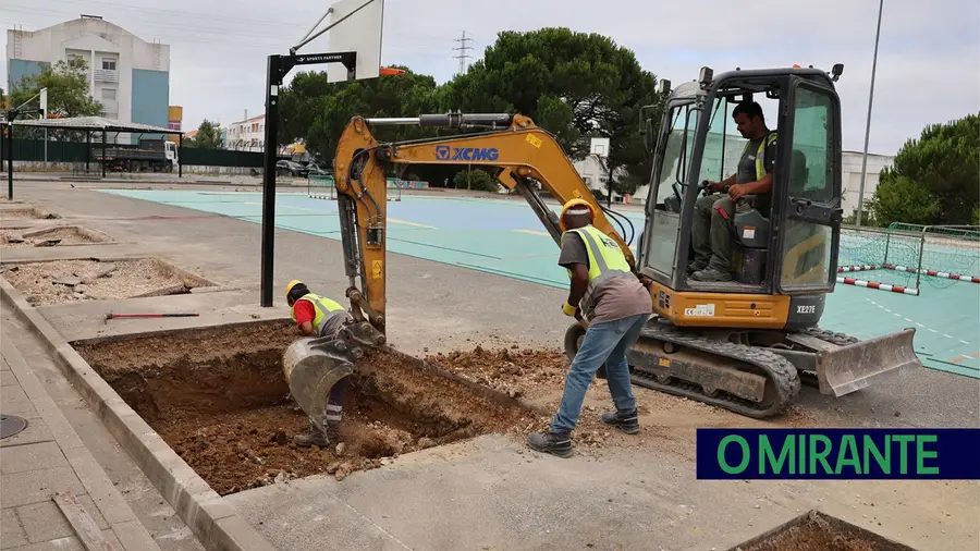 Construção da cobertura do campo de jogos da Escola Básica de Azambuja já arrancou Construção da cobertura do campo de jogos da Escola Básica de Azambuja já arrancou