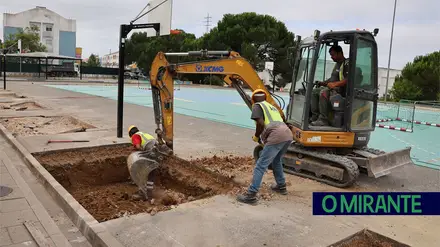Construção da cobertura do campo de jogos da Escola Básica de Azambuja já arrancou Construção da cobertura do campo de jogos da Escola Básica de Azambuja já arrancou