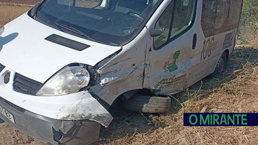 Carrinha da SFUS sofre acidente no regresso de prova em Mora