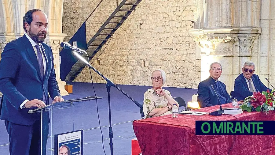 Santarém distingue historiador Veríssimo Serrão com a Chave de Ouro da Cidade Santarém distingue historiador Veríssimo Serrão com a Chave de Ouro da Cidade