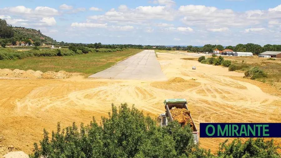 Aeródromo de Santarém reforça capacidade de combate a incêndios com novos meios aéreos e requalificação da pista Aeródromo de Santarém reforça capacidade de combate a incêndios com novos meios aéreos e requalificação da pista