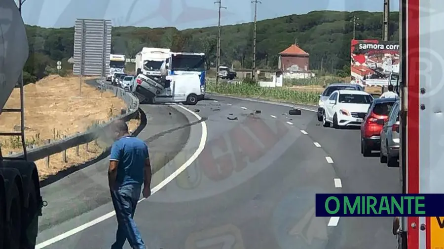 Acidente na EN118, entre Samora Correia e Alcochete, faz dois mortos Acidente na EN118, entre Samora Correia e Alcochete, faz dois mortos