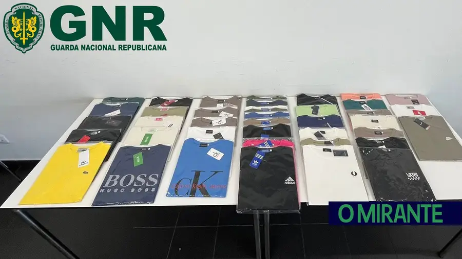 GNR apreende vestuário contrafeito em Alenquer GNR apreende vestuário contrafeito em Alenquer