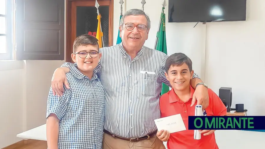O empresário Manuel Oliveira voltou a premiar os dois alunos da União de Freguesias da Parreira e Chouto O empresário Manuel Oliveira voltou a premiar os dois alunos da União de Freguesias da Parreira e Chouto